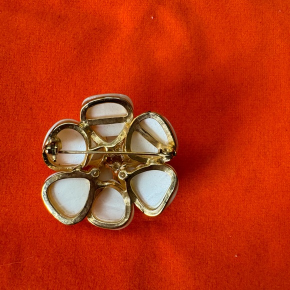 White Floral Brooch - Picture 3 of 5